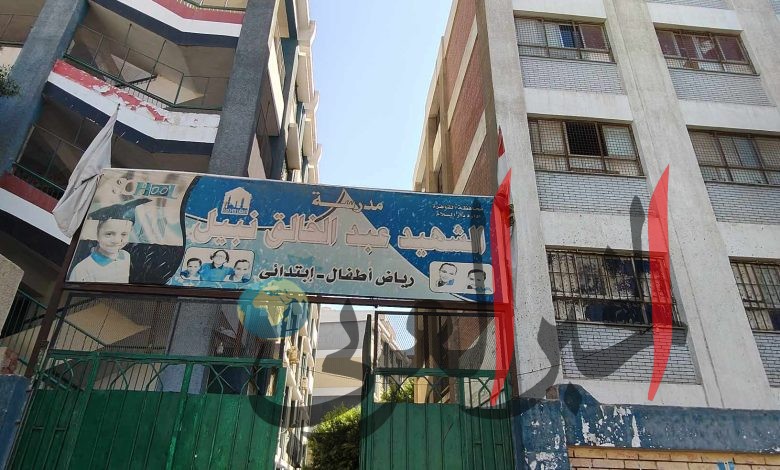 توجية اللغة الإنجليزية ينفذ قانون التعليم على طريقة مسرحية حمرى جمرى