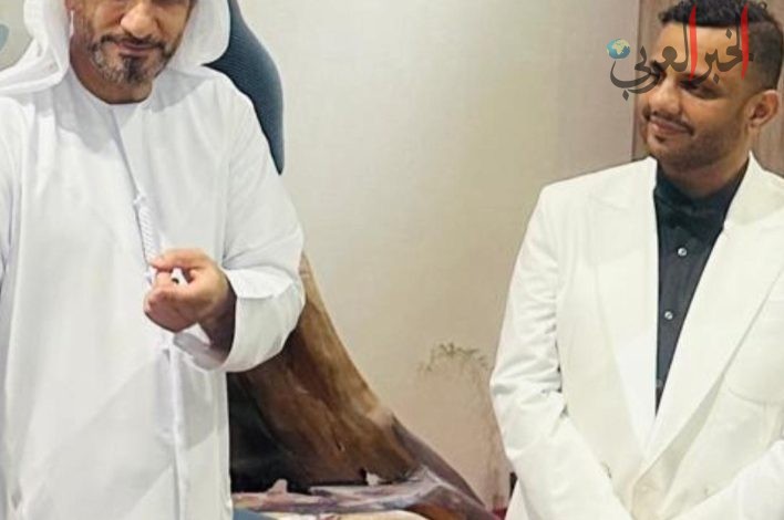 علي المعلى يهدي نائب رئيس الاتحاد الدولي للمثقفين العرب تحفة فنية من أعماله المميزة
