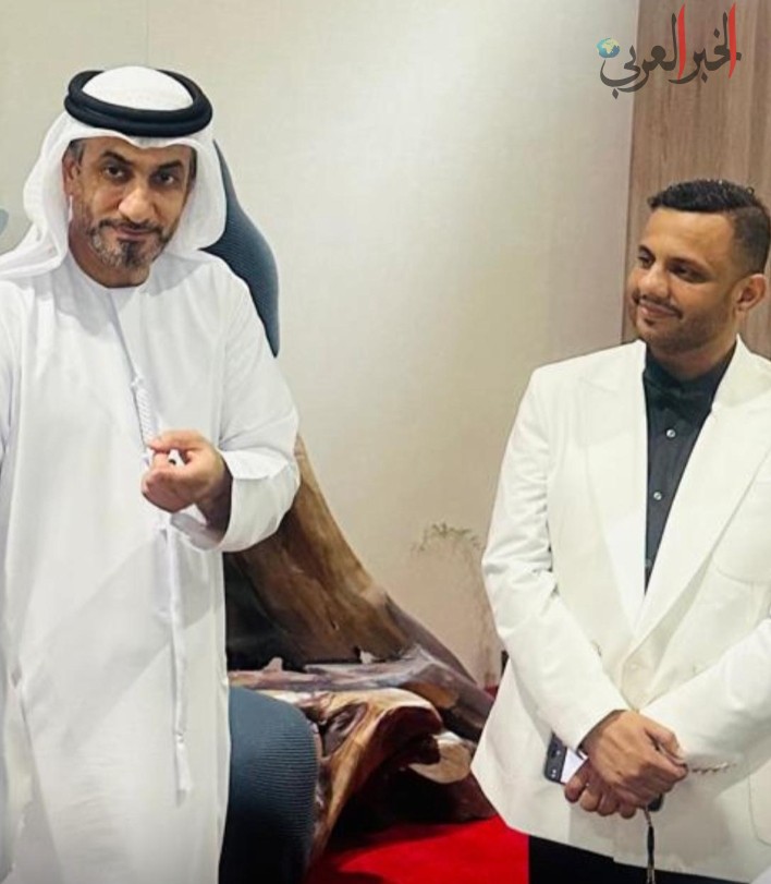 علي المعلى يهدي نائب رئيس الاتحاد الدولي للمثقفين العرب تحفة فنية من أعماله المميزة