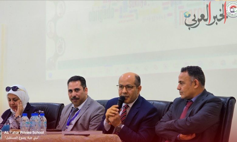 الكاتب الصحفي عاطف البطل يشارك في معرض الكتاب بمدرسة اليحر.