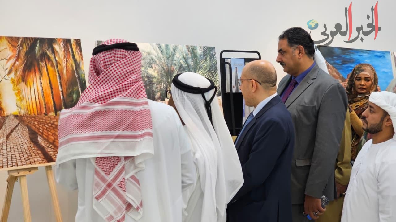 النادي المصري في العين يشارك في المعرض الفني بمكتبة زايد المركزية.
شارك نادي جمهورية مصر العربية بالعين في المعرض الفني الذي أقيم في مكتبة زايد المركزية في مدينة العين تحت عنوان" العين في عيون أبنائها "حيث حضر من مجلس الإدارة كل من: الأستاذ خالد فريد نائب رئيس مجلس الإدارة، والكاتب الصحفي عاطف البطل، مدير وأمين سر النادي.
وقد ضم المعرض لوحات عديدة تجسد جمال المواقع الأثرية والروح الحقيقية لمدينة العين من منظور أبنائها المبدعين، تلك المدينة التي تحتل منزلة كبرى في نفوس أبنائها، حيث يجتمع الإبداع التشكيلي مع التصوير الفوتوغرافي.
ويذكر أنّ هذا المعرض نتاج لجهود كبرى قامت بها الفنانة الدكتورة وضحى الغريبي والرسامة فاطمة الغريبي.
وقد قامت د. وضحى الغريبي بتقديم عرض اشتمل على المواقع الأثرية والسياحية في مدينة العين، وقد لاقى تفاعلًا كبيرًا من الحضور، أعقبه اصطحاب الحضور إلى المعرض ليتعرفوا على مدينة العين من خلال اللوحات والرسومات.